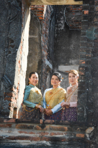 มรภ.เทพสตรี ร่วมถ่ายทำ MV นุ่งโจงห่มสไบ ประชาสัมพันธ์งานแผ่นดินสมเด็จพระนารายณ์มหาราช