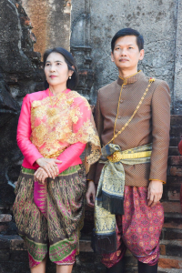 มรภ.เทพสตรี ร่วมถ่ายทำ MV นุ่งโจงห่มสไบ ประชาสัมพันธ์งานแผ่นดินสมเด็จพระนารายณ์มหาราช