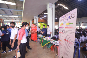 ปชส. และ ทนอ. ลงพื้นที่ออกบูธแนะแนวการศึกษาและอาชีพโรงเรียนบางปลาม้า สูงสุมารผดุงวิทย์ จ.สุพรรณบุรี พบว่า ร้อยละ 80 ของนักเรียนชายที่เข้าร่วมการแนะแนวฯ มีความสนใจในหลักสูตรครุศาสตรบัณฑิต 