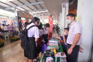 ปชส. และ ทนอ. ลงพื้นที่ออกบูธแนะแนวการศึกษาและอาชีพโรงเรียนบางปลาม้า สูงสุมารผดุงวิทย์ จ.สุพรรณบุรี พบว่า ร้อยละ 80 ของนักเรียนชายที่เข้าร่วมการแนะแนวฯ มีความสนใจในหลักสูตรครุศาสตรบัณฑิต 
