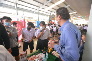ปชส. และ ทนอ. ลงพื้นที่ออกบูธแนะแนวการศึกษาและอาชีพโรงเรียนบางปลาม้า สูงสุมารผดุงวิทย์ จ.สุพรรณบุรี พบว่า ร้อยละ 80 ของนักเรียนชายที่เข้าร่วมการแนะแนวฯ มีความสนใจในหลักสูตรครุศาสตรบัณฑิต 