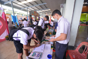 ปชส. และ ทนอ. ลงพื้นที่ออกบูธแนะแนวการศึกษาและอาชีพโรงเรียนบางปลาม้า สูงสุมารผดุงวิทย์ จ.สุพรรณบุรี พบว่า ร้อยละ 80 ของนักเรียนชายที่เข้าร่วมการแนะแนวฯ มีความสนใจในหลักสูตรครุศาสตรบัณฑิต 