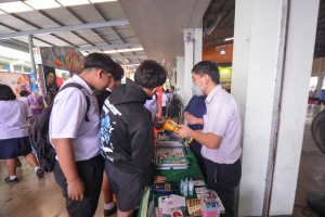 ปชส. และ ทนอ. ลงพื้นที่ออกบูธแนะแนวการศึกษาและอาชีพโรงเรียนบางปลาม้า สูงสุมารผดุงวิทย์ จ.สุพรรณบุรี พบว่า ร้อยละ 80 ของนักเรียนชายที่เข้าร่วมการแนะแนวฯ มีความสนใจในหลักสูตรครุศาสตรบัณฑิต 