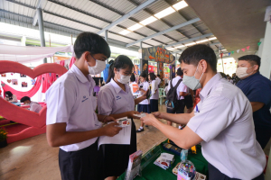 ปชส. และ ทนอ. ลงพื้นที่ออกบูธแนะแนวการศึกษาและอาชีพโรงเรียนบางปลาม้า สูงสุมารผดุงวิทย์ จ.สุพรรณบุรี พบว่า ร้อยละ 80 ของนักเรียนชายที่เข้าร่วมการแนะแนวฯ มีความสนใจในหลักสูตรครุศาสตรบัณฑิต 