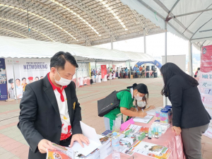 ปชส. และ วจก. ลงพื้นที่ออกบูธแนะแนวการศึกษาและอาชีพโรงเรียนพิบูลวิทยาลัย จ.ลพบุรี พบว่า ร้อยละ 75 ของนักเรียนหญิงที่เข้าร่วมการแนะแนวฯ มีความสนใจในหลักสูตรวิทยาศาสตรบัณฑิต 