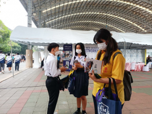ปชส. และ วจก. ลงพื้นที่ออกบูธแนะแนวการศึกษาและอาชีพโรงเรียนพิบูลวิทยาลัย จ.ลพบุรี พบว่า ร้อยละ 75 ของนักเรียนหญิงที่เข้าร่วมการแนะแนวฯ มีความสนใจในหลักสูตรวิทยาศาสตรบัณฑิต 