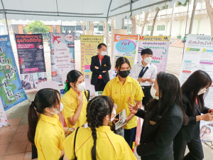 ปชส. และ วจก. ลงพื้นที่ออกบูธแนะแนวการศึกษาและอาชีพโรงเรียนพิบูลวิทยาลัย จ.ลพบุรี พบว่า ร้อยละ 75 ของนักเรียนหญิงที่เข้าร่วมการแนะแนวฯ มีความสนใจในหลักสูตรวิทยาศาสตรบัณฑิต 