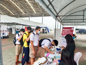 ปชส. และ วจก. ลงพื้นที่ออกบูธแนะแนวการศึกษาและอาชีพโรงเรียนพิบูลวิทยาลัย จ.ลพบุรี พบว่า ร้อยละ 75 ของนักเรียนหญิงที่เข้าร่วมการแนะแนวฯ มีความสนใจในหลักสูตรวิทยาศาสตรบัณฑิต 