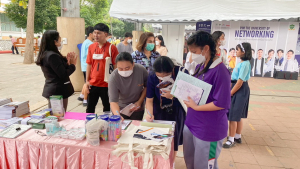 ปชส. และ วจก. ลงพื้นที่ออกบูธแนะแนวการศึกษาและอาชีพโรงเรียนพิบูลวิทยาลัย จ.ลพบุรี พบว่า ร้อยละ 75 ของนักเรียนหญิงที่เข้าร่วมการแนะแนวฯ มีความสนใจในหลักสูตรวิทยาศาสตรบัณฑิต 