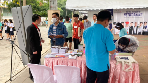 ปชส. และ วจก. ลงพื้นที่ออกบูธแนะแนวการศึกษาและอาชีพโรงเรียนพิบูลวิทยาลัย จ.ลพบุรี พบว่า ร้อยละ 75 ของนักเรียนหญิงที่เข้าร่วมการแนะแนวฯ มีความสนใจในหลักสูตรวิทยาศาสตรบัณฑิต 
