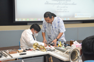 สาขาวิชาดนตรีศึกษาจัดอบรมการซ่อมแซม ดูแลเครื่องดนตรีไทย และเครื่องดนตรีสากลเบื้องต้น
