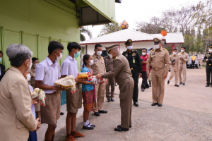 มรท. ร่วมต้อนรับองคมนตรีในโอกาสติดตาม ตรวจเยี่ยมโรงเรียนในโครงการกองทุนการศึกษา และโรงเรียนเครือข่ายฯ จังหวัดลพบุรี