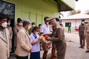 มรท. ร่วมต้อนรับองคมนตรีในโอกาสติดตาม ตรวจเยี่ยมโรงเรียนในโครงการกองทุนการศึกษา และโรงเรียนเครือข่ายฯ จังหวัดลพบุรี