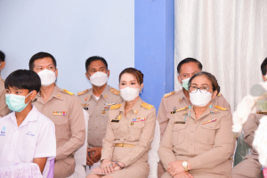 มรท. ร่วมต้อนรับองคมนตรีในโอกาสติดตาม ตรวจเยี่ยมโรงเรียนในโครงการกองทุนการศึกษา และโรงเรียนเครือข่ายฯ จังหวัดลพบุรี