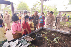 มรท. ร่วมต้อนรับองคมนตรีในโอกาสติดตาม ตรวจเยี่ยมโรงเรียนในโครงการกองทุนการศึกษา และโรงเรียนเครือข่ายฯ จังหวัดลพบุรี