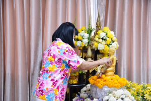 คณะ IT จัดกิจกรรมอบรมมารยาทไทย สรงน้ำพระและรดน้ำดำหัวเนื่องในวันสงกรานต์