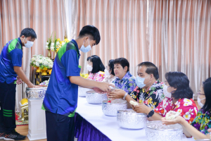 คณะ IT จัดกิจกรรมอบรมมารยาทไทย สรงน้ำพระและรดน้ำดำหัวเนื่องในวันสงกรานต์