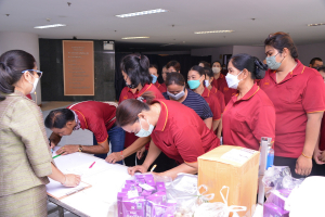 อธิการบดี มรท. มอบข้าวสารแก่พนักงานทำความสะอาด และพนักงานรักษาความปลอดภัย เนื่องในโอกาสประเพณีวันสงกรานต์