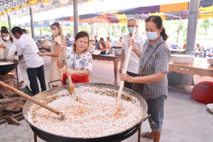 ผู้แทน มรท. ร่วมพิธีกวนข้าวทิพย์ (มธุปายาส) ถวายเป็นพุทธบูชา เนื่องในเทศกาลวันวิสาขบูชา ประจำปี 2566 