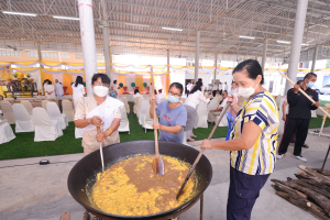 ผู้แทน มรท. ร่วมพิธีกวนข้าวทิพย์ (มธุปายาส) ถวายเป็นพุทธบูชา เนื่องในเทศกาลวันวิสาขบูชา ประจำปี 2566 