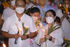 ผู้บริหาร ร่วมพิธีเวียนเทียนเนื่องในวันวิสาขบูชา