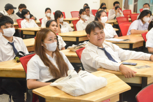 สาขาวิชาภาษาอังกฤษ ศศ.บ. จัดอบรมพัฒนาบุคลิกภาพและแนะแนวอาชีพแก่นักศึกษา ชั้นปี 4