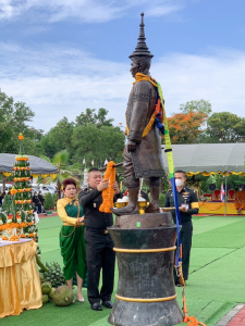 อธิการบดี มรท. ร่วมพิธีอัญเชิญพระบรมราชานุสาวรีย์สมเด็จพระนารายณ์มหาราช ขึ้นสู่แท่นประดิษฐาน ภายใน มทบ.13