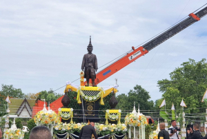 อธิการบดี มรท. ร่วมพิธีอัญเชิญพระบรมราชานุสาวรีย์สมเด็จพระนารายณ์มหาราช ขึ้นสู่แท่นประดิษฐาน ภายใน มทบ.13