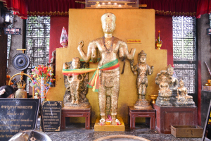 มรท. ร่วมพิธีบวงสรวงสักการะเจ้าพ่อพระกาฬเพื่อขออนุญาตบริหารจัดการปัญหาลิงลพบุรี