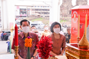 มรท. ร่วมพิธีบวงสรวงสักการะเจ้าพ่อพระกาฬเพื่อขออนุญาตบริหารจัดการปัญหาลิงลพบุรี