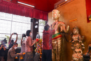 มรท. ร่วมพิธีบวงสรวงสักการะเจ้าพ่อพระกาฬเพื่อขออนุญาตบริหารจัดการปัญหาลิงลพบุรี