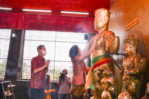 มรท. ร่วมพิธีบวงสรวงสักการะเจ้าพ่อพระกาฬเพื่อขออนุญาตบริหารจัดการปัญหาลิงลพบุรี