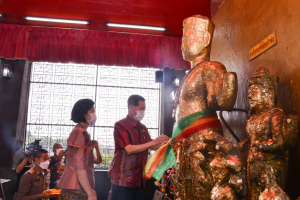 มรท. ร่วมพิธีบวงสรวงสักการะเจ้าพ่อพระกาฬเพื่อขออนุญาตบริหารจัดการปัญหาลิงลพบุรี