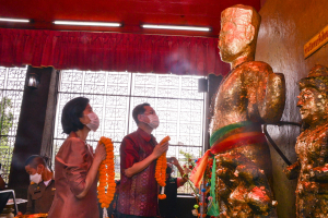 มรท. ร่วมพิธีบวงสรวงสักการะเจ้าพ่อพระกาฬเพื่อขออนุญาตบริหารจัดการปัญหาลิงลพบุรี