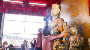 มรท. ร่วมพิธีบวงสรวงสักการะเจ้าพ่อพระกาฬเพื่อขออนุญาตบริหารจัดการปัญหาลิงลพบุรี