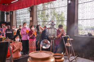 มรท. ร่วมพิธีบวงสรวงสักการะเจ้าพ่อพระกาฬเพื่อขออนุญาตบริหารจัดการปัญหาลิงลพบุรี