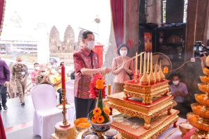 มรท. ร่วมพิธีบวงสรวงสักการะเจ้าพ่อพระกาฬเพื่อขออนุญาตบริหารจัดการปัญหาลิงลพบุรี