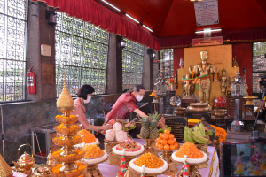 มรท. ร่วมพิธีบวงสรวงสักการะเจ้าพ่อพระกาฬเพื่อขออนุญาตบริหารจัดการปัญหาลิงลพบุรี