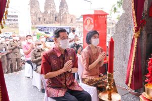 มรท. ร่วมพิธีบวงสรวงสักการะเจ้าพ่อพระกาฬเพื่อขออนุญาตบริหารจัดการปัญหาลิงลพบุรี