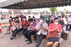 มรท. ร่วมพิธีบวงสรวงสักการะเจ้าพ่อพระกาฬเพื่อขออนุญาตบริหารจัดการปัญหาลิงลพบุรี
