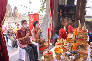มรท. ร่วมพิธีบวงสรวงสักการะเจ้าพ่อพระกาฬเพื่อขออนุญาตบริหารจัดการปัญหาลิงลพบุรี