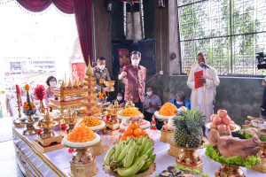 มรท. ร่วมพิธีบวงสรวงสักการะเจ้าพ่อพระกาฬเพื่อขออนุญาตบริหารจัดการปัญหาลิงลพบุรี