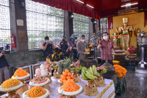 มรท. ร่วมพิธีบวงสรวงสักการะเจ้าพ่อพระกาฬเพื่อขออนุญาตบริหารจัดการปัญหาลิงลพบุรี
