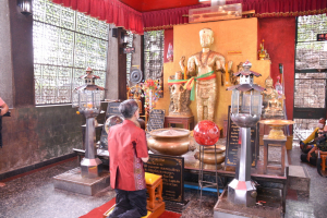 มรท. ร่วมพิธีบวงสรวงสักการะเจ้าพ่อพระกาฬเพื่อขออนุญาตบริหารจัดการปัญหาลิงลพบุรี