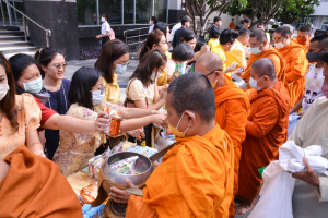 อธิการบดี มรท. นำคณะผู้บริหาร คณาจารย์ บุคลากร นักเรียน นักศึกษา ร่วมพิธีถวายพระพรชัยมงคล เนื่องในโอกาสวันเฉลิมพระชนมพรรษา พระบาทสมเด็จพระเจ้าอยู่หัว