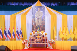 อธิการบดี มรท. นำคณะผู้บริหาร คณาจารย์ บุคลากร นักเรียน นักศึกษา ร่วมพิธีถวายพระพรชัยมงคล เนื่องในโอกาสวันเฉลิมพระชนมพรรษา พระบาทสมเด็จพระเจ้าอยู่หัว