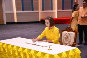 อธิการบดี มรท. นำคณะผู้บริหาร คณาจารย์ บุคลากร นักเรียน นักศึกษา ร่วมพิธีถวายพระพรชัยมงคล เนื่องในโอกาสวันเฉลิมพระชนมพรรษา พระบาทสมเด็จพระเจ้าอยู่หัว
