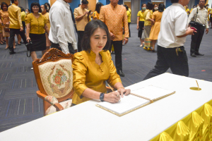 อธิการบดี มรท. นำคณะผู้บริหาร คณาจารย์ บุคลากร นักเรียน นักศึกษา ร่วมพิธีถวายพระพรชัยมงคล เนื่องในโอกาสวันเฉลิมพระชนมพรรษา พระบาทสมเด็จพระเจ้าอยู่หัว
