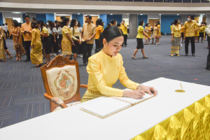 อธิการบดี มรท. นำคณะผู้บริหาร คณาจารย์ บุคลากร นักเรียน นักศึกษา ร่วมพิธีถวายพระพรชัยมงคล เนื่องในโอกาสวันเฉลิมพระชนมพรรษา พระบาทสมเด็จพระเจ้าอยู่หัว