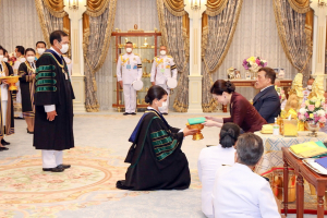นายกสภาและอธิการบดี มรภ.เขตภาคกลาง และ ม.สวนดุสิต ทูลเกล้าฯ ถวายปริญญาดุษฎีบัณฑิตกิตติมศักดิ์ แด่ สมเด็จพระนางเจ้าฯ พระบรมราชินี
